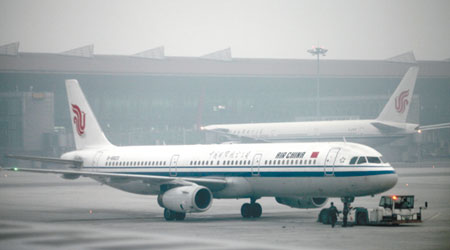 北京首都國際機場被陰霾籠罩。（中新社圖片）
