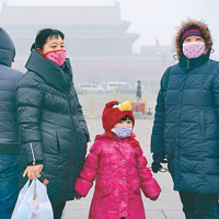 北京天安門廣場上的遊客戴上口罩。（中新社圖片）