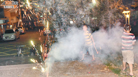 小孩放煙花歡度新年。（郭良傑攝）