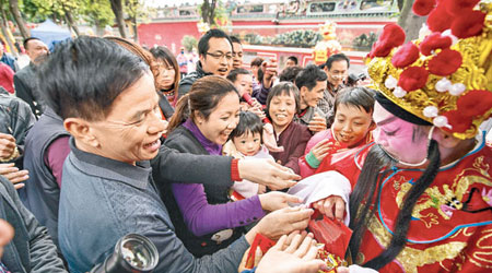 佛山祖廟財神向民眾派利是。（中新社圖片）