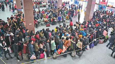 四川眉山客運中心站內擠滿候車旅客。（中新社圖片）
