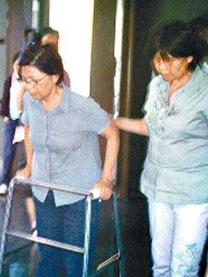 控告彭宇的婦人（左）最終獲賠四萬多元。（資料圖片）