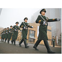 北京連日出現陰霾天氣，武警在全國政協委員下榻的酒店巡邏。（中新社圖片）