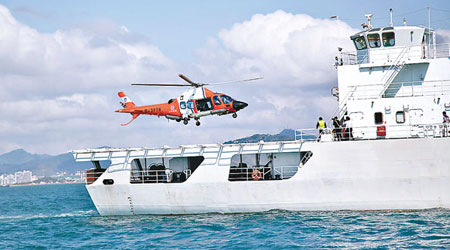 海監船聯同直升機在南海巡航。（中新社圖片）