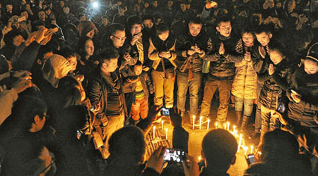 長春數千市民聚集在文化廣場，自發悼念遇害男嬰小浩博。（中新社圖片）