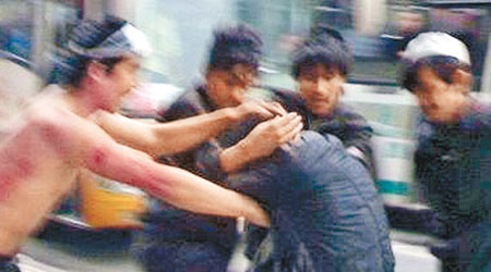 有網民上載聲稱是懷疑維族人向途人施襲時的照片。