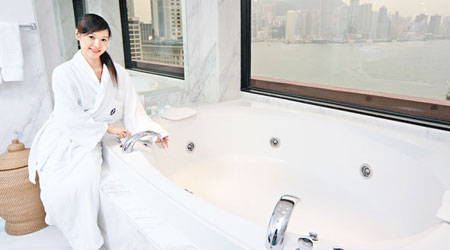 香港洲際酒店浴室可眺望維港美景。（資料圖片）