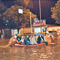 貴州凱里開發區遭受暴雨、冰雹侵襲，救援人員出動橡皮艇救出被困民眾。（中新社圖片）