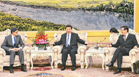 習近平（中）與美國財長傑克盧（左）會晤。右為中國新任財長樓繼偉。（中新社圖片）