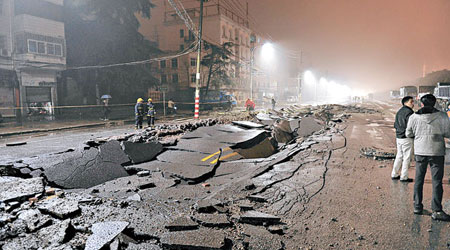 南昌下水道爆炸，造成數百米路面被炸開。（中新社圖片）