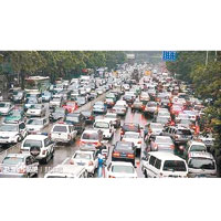 網傳清明大批市民返汕尾祭祖，致深汕高速公路嚴重塞車。