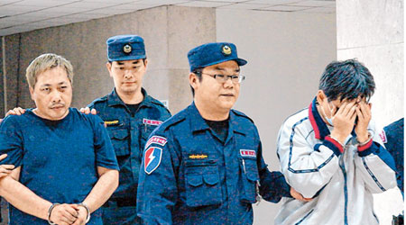 警方將胡姓（左一）及朱姓疑犯（右一）前日由大陸押返台灣。（中央社圖片）