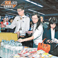 台北高鐵車站向滯留乘客提供麵包及礦泉水。（本報台北傳真）