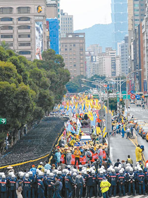 台灣<BR>大批民眾走上街頭，當局派出警員駐守在行政院門口戒備。（中央社圖片）