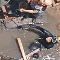 湖南湘潭 救援人員打撈出遇難工人遺體。