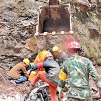 四川蘆山暴雨引發山泥傾瀉，搜救員挖出被埋車輛。（中新社圖片）