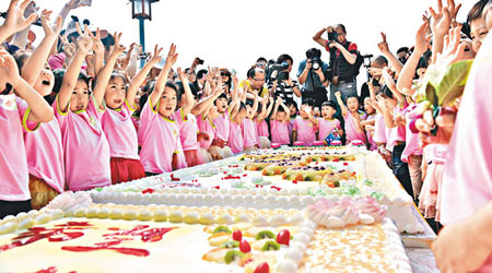 一百零八名「羅漢娃娃」回到什邡羅漢寺集體慶祝生日。（中新社圖片）