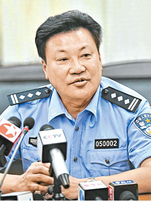 萬寧市公安局政委葉青，指兩名疑犯涉猥褻兒童罪。（中新社圖片）