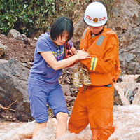 廣西<br>桂林山泥傾瀉，消防員救出一名被困女子。（中新社圖片）