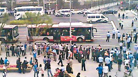 大批訪民被警方強行帶上巴士。