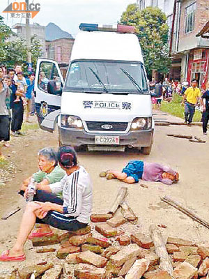 警民衝突後現場凌亂，有受傷村民倒在地上。