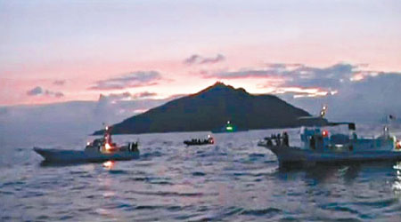 日本右翼組織成員乘坐船隻到釣島附近水域釣魚。（電視畫面）