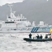 日本海上保安廳出動多艘船艇跟隨右翼組織船隻。（電視畫面）