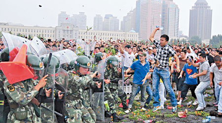 地方政府屢被指為發展經濟而放棄民生和環境。圖為遼寧大連大批市民早前抗議當局擬興建PX廠房。