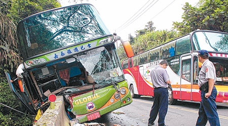 出事旅遊巴車頭嚴重損毀。（中央社圖片）