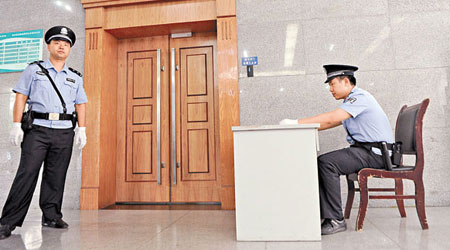 案件閉門審理，警察把守通往法庭大門。（中新社圖片）