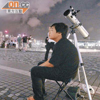 香港<br>天文愛好者擺好器材拍攝月亮奇景。