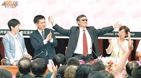 演說結束後，陳光誠（左三）起身答謝群眾掌聲。（謝中凡攝）