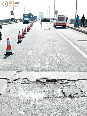 大橋去年已曾出現橫向裂縫，重型車輛需繞道而行。（資料圖片）