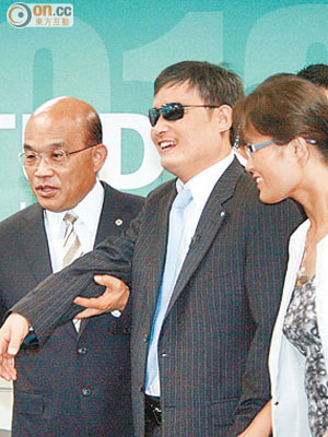 陳光誠夫婦（左二及三）抵達民進黨黨部，主席蘇貞昌（左一）親自接待。（謝中凡攝）