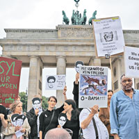 德國<br>柏林前日有示威者在勃蘭登堡門前聲援斯諾登。（中新社圖片）