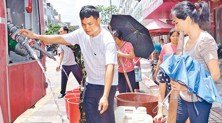 廣東封開縣當局出動消防車為居民供應食水。（中新社圖片）