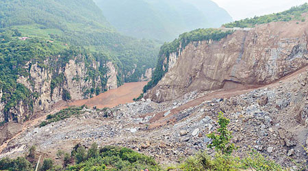 四川雅安漢源縣因嚴重山泥傾瀉而形成堰塞湖。（中新社圖片）