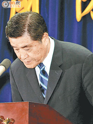 台灣的國防部長高華柱為事件鞠躬道歉。（本報台北傳真圖片）