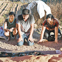 鄧正加的家屬跪地痛哭，促當局徹查事件。（中新社圖片）