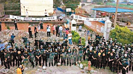 廣西<br>廣西南寧有大批警員強拆水泥廠宿舍。