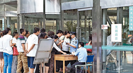 北京一間解放軍醫院對患者家屬實施嚴格的驗證。（中新社圖片）