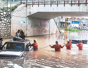 暴雨沖毀毛澤東故居