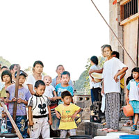 貴州銅仁市大旱，村民帶水桶等送水車。（中新社圖片）