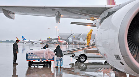 成都雙流機場一度因雷雨停航關閉。（中新社圖片）