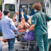 烏魯木齊救援人員將傷者抬上救護車。（中新社圖片）