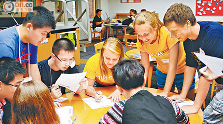 在其中一間合作高中內，年輕中國留學生與外國學生相處融洽。（本報美國傳真）