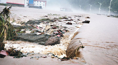 吉林<br>吉林多個鄉鎮受災，紅石鎮加級河水位暴漲。（中新社圖片）
