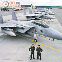 日本計劃在那霸組建飛行警戒監視隊。圖為日本部署在沖繩的F15J戰機。（資料圖片）