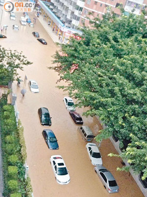 福田區多條街道水浸，交通受阻。（本報深圳傳真）