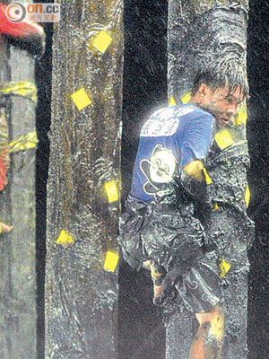 恒春<BR>屏東恒春的搶孤賽在颱風天雨中進行，競爭激烈。（郭良傑攝）